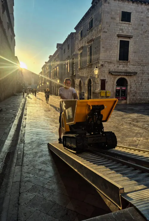 Prvi JCB HTD-5E Electric Dumpster u TERRA Grupi isporučen u Dubrovnik (3).jpeg